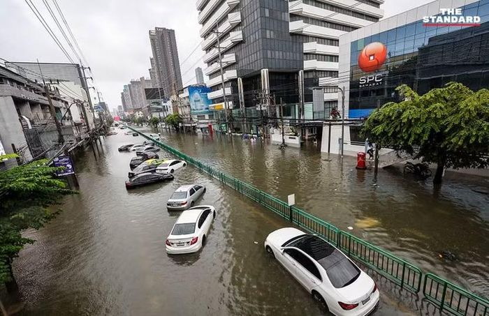 Nhiều tuyến đường bị ngập nặng