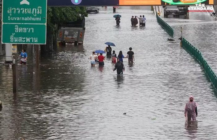 Tuyến đường ra sân bay Suvarnabhumi bị ngập nặng