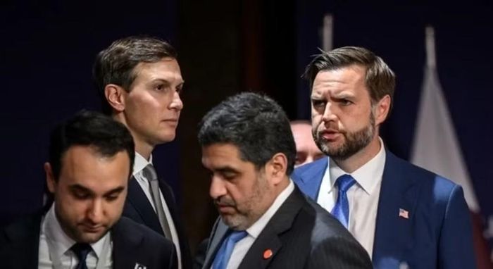 Ngoại trưởng Iran Abbas Araghchi trước đó đã thảo luận với hai đặc phái viên Mỹ Steve Witkoff và Jared Kushner thông qua các bên trung gian bên lề kỳ họp Đại hội đồng Liên Hợp Quốc tại New York. Các cuộc tiếp xúc chưa tạo ra bước đột phá ngay lập tức.