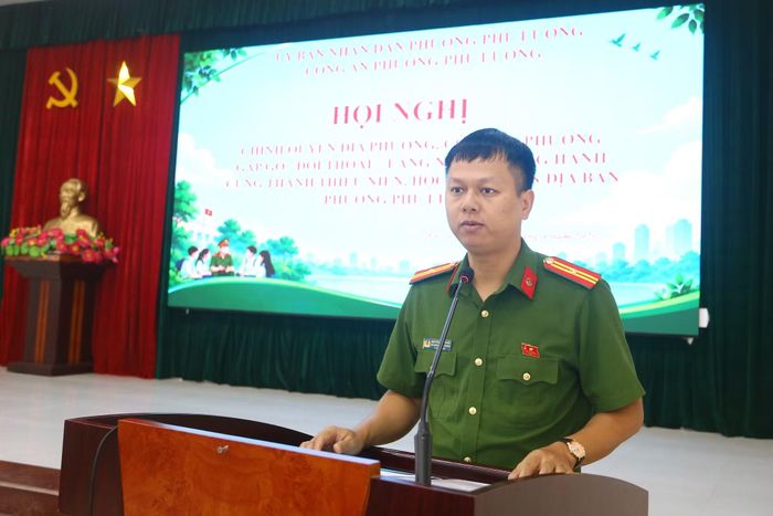 Thiếu tá Nguyễn Duy Tuấn – Phó Trưởng Công an phường Phú Lương phát biểu, nhấn mạnh tinh thần thượng tôn pháp luật và sự nhân văn dành cho thanh niên lầm lỡ