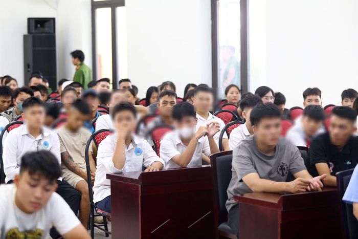 Đông đảo đại biểu, đại diện các ban ngành, đoàn thể, phụ huynh và các em học sinh tham dự chương trình đầy tính nhân văn