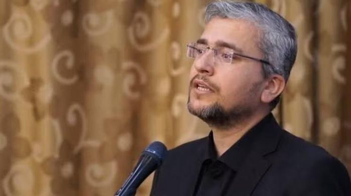 Nghị sĩ Ebrahim Rezaei cho rằng Bộ Ngoại giao Iran có nhiệm vụ thực thi chính sách chứ không phải tự hoạch định chính sách, đồng thời yêu cầu ông Araghchi giải trình về "sự ủy quyền" cho các cuộc làm việc với phía Mỹ.