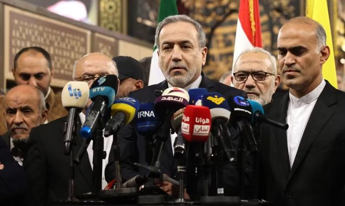 Theo truyền thông Iran và Al Jazeera, cuộc gặp diễn ra ngày 22/9 theo đề nghị từ phía Mỹ, nhằm trao đổi các thông điệp và điều kiện của Tehran, trong đó có vấn đề mở lại eo biển Hormuz.