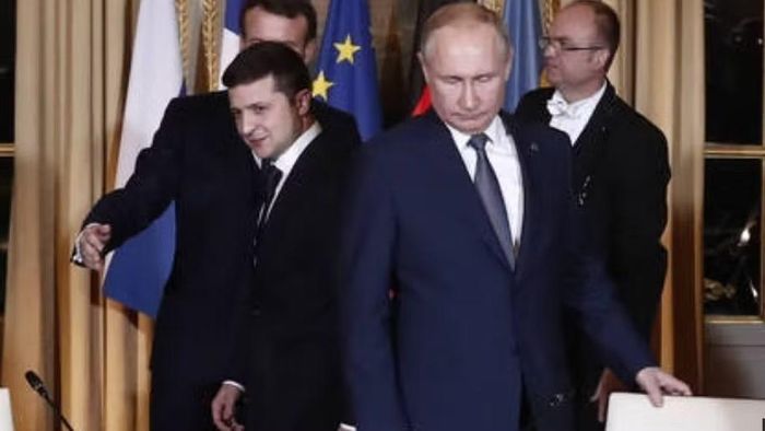 Tổng thống Ukraine được cho là không hài lòng khi vấn đề này được nêu lại, bởi ông từng nhiều lần bác bỏ khả năng tới Nga đàm phán với ông Putin.
