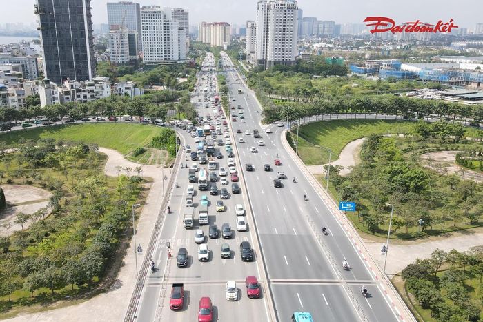 Biển báo, vạch xác định khoảng cách trên cầu Nhật Tân đang khiến nhiều tài xế chủ động giảm tốc, thay vì duy trì tốc độ tối đa 80 km/h. Dòng xe vì thế di chuyển chậm và nối đuôi nhau, trong bối cảnh lượng phương tiện vẫn lớn, ùn ứ có thời điểm kéo dài từ khu vực cầu và lan sâu vào phía nội thành.