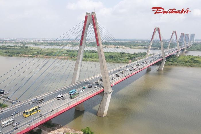 Dòng xe "thận trọng" nối đuôi nhau qua khu vực có biển báo, vạch xác định khoảng cách trên cầu Nhật Tân.