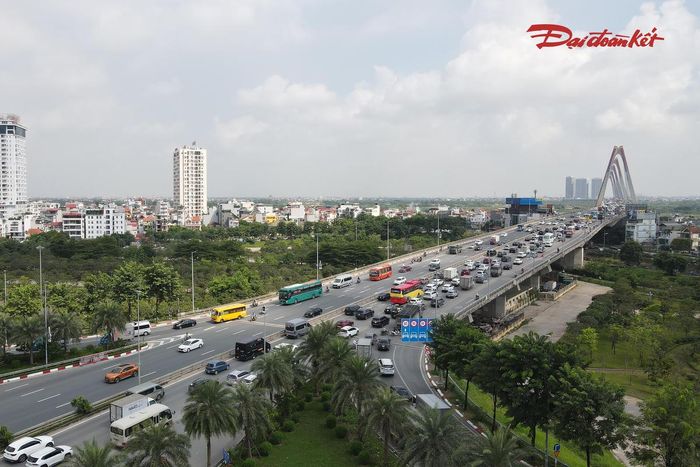 Dòng phương tiện kéo dài trên cầu Nhật Tân dù đã qua giờ cao điểm buổi sáng.