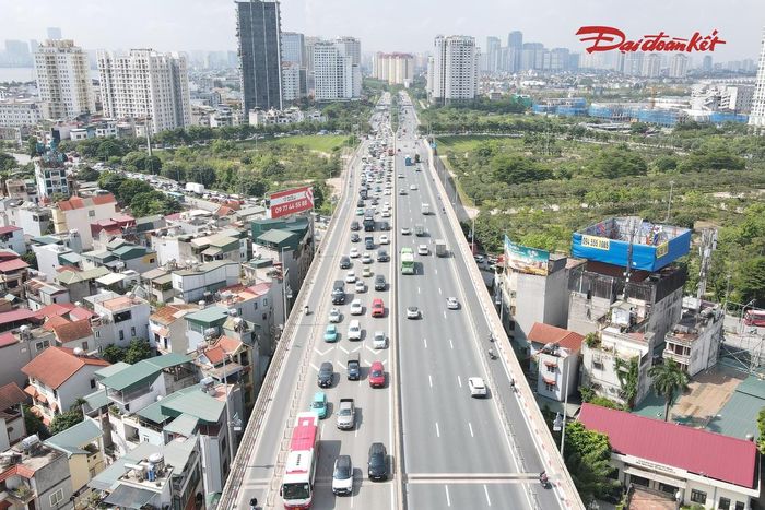 Trao đổi với PV Báo Đại đoàn kết, anh Phạm Văn Công, một tài xế thường xuyên di chuyển qua cầu Nhật Tân cho biết, việc bố trí vạch xác định khoảng cách giúp tài xế dễ quan sát và chủ động hơn khi điều khiển phương tiện.