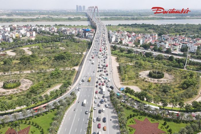 “Đi qua cầu, nhất là lúc lượng xe đông, tôi thường giữ khoảng cách với xe phía trước để nếu xe trước phanh hoặc giảm tốc thì mình vẫn có thời gian xử lý. Có vạch khoảng cách trên đường thì tài xế cũng dễ hình dung hơn, tránh đi quá sát nhau. Tuy nhiên, việc đi qua cầu cũng mất nhiều thời gian hơn trước". anh Công nói.