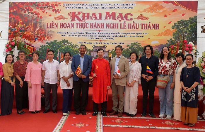 Liên hoan Thực hành nghi lễ Hầu Thánh tại đền Trần Thương có sự tham dự của một số Đại sứ.