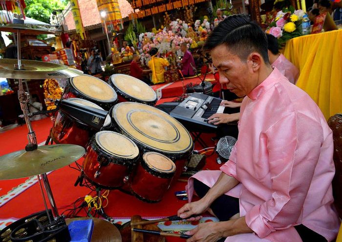 Âm nhạc và chầu văn giữ vai trò quan trọng trong mỗi giá đồng, tạo nên sự kết nối giữa lời ca, tiếng đàn, động tác diễn xướng và không gian thực hành nghi lễ.