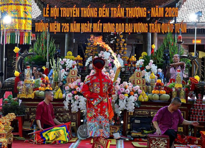 Liên hoan khép lại nhưng những giá trị văn hóa được trao truyền vẫn tiếp tục hiện diện trong đời sống cộng đồng. Từ nhiều miền quê, các nghệ nhân, thanh đồng cùng góp một phần tâm huyết để làm nên sắc màu văn hóa của Lễ hội Đền Trần Thương năm 2026.