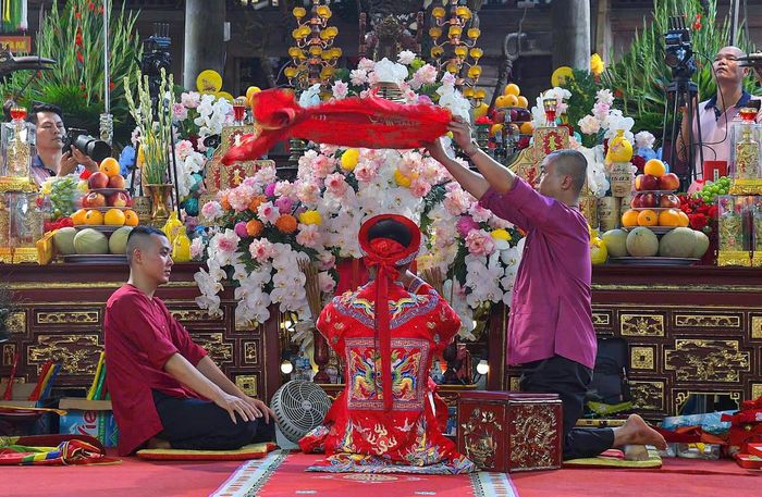 Các nghệ nhân, thanh đồng từ nhiều địa phương hội tụ về đền Trần Thương, cùng góp phần tạo nên sắc màu văn hóa đặc sắc trong những ngày lễ hội.