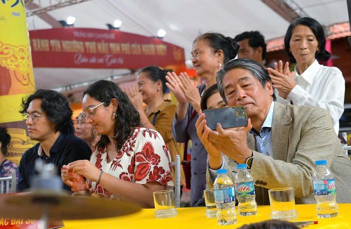 Đại sứ hào hứng theo dõi các thanh đồng thực hành nghi lễ Hầu Thánh.