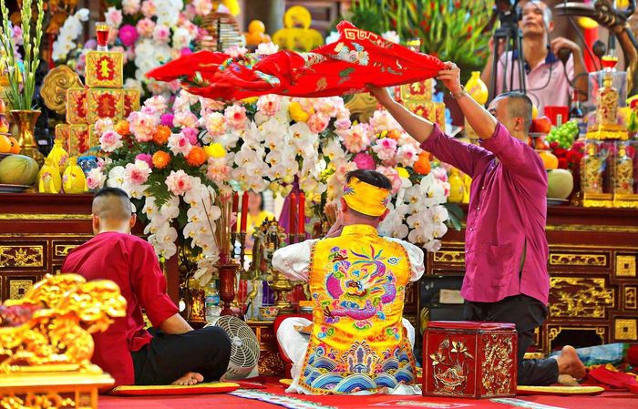Không chỉ là những giá đồng, Liên hoan còn là dịp để những người thực hành tín ngưỡng gặp gỡ, giao lưu và chia sẻ tình yêu đối với văn hóa truyền thống.