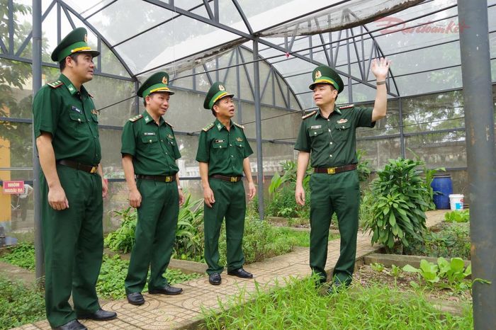 Đoàn kiểm tra khu tăng gia sản xuất của Trạm Biên phòng Cửa khẩu cảng Phú Mỹ, Ban Chỉ huy Biên phòng Cửa khẩu cảng Bà Rịa – Vũng Tàu. Ảnh: VD-Q.A