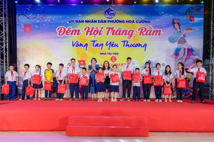 Trẻ em phường Hòa Cường nhận quà Trung thu. Ảnh: Ngọc Nhã.