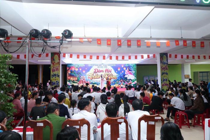 Xã Hòa Tiến tổ chức chương trình Tết Trung thu cho trẻ em. Ảnh: Nguyễn Tú.