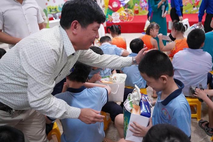 Chủ tịch UBND phường Hải Châu Nguyễn Văn Duy trao quà cho thiếu nhi. Ảnh: Thùy Trang.