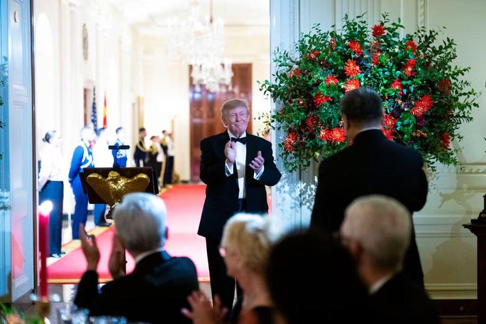  Tổng thống Trump vui mừng giới thiệu phòng khiêu vũ mới tới Chủ tịch Tập và các quan khách tại tiệc chiêu đãi cấp nhà nước tối 25/9. Ảnh: NYT.