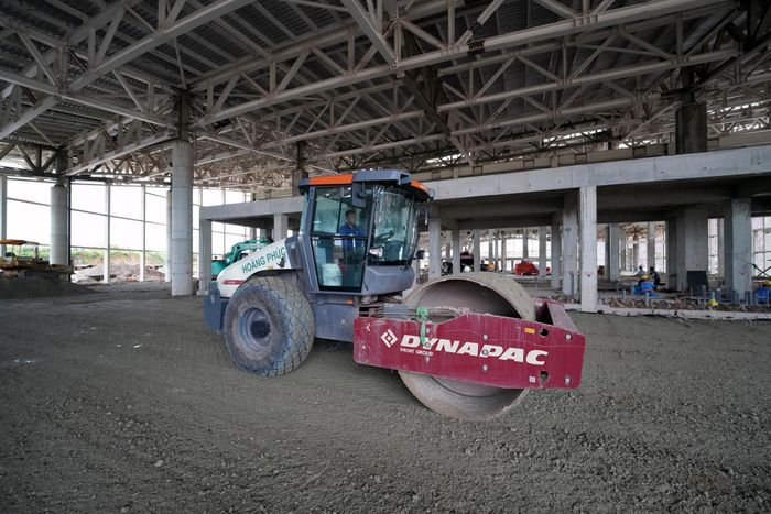  Các hạng mục đổ bê tông và lát sàn đang được triển khai, dự kiến hoàn thành trong khoảng 2 tuần tới. Đến tháng 12, công trình cơ bản hoàn thành phần xây trát. 