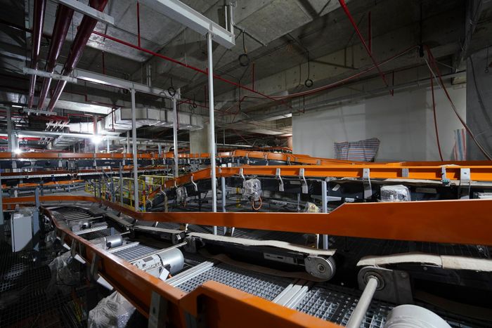  Hệ thống được thiết kế với công suất 7.560 kiện/giờ đối với hành lý đi và 6.300 kiện/giờ đối với hành lý đến. Độ chính xác phân loại có thể lên tới 99%, tương đương tiêu chuẩn của sân bay Changi. 