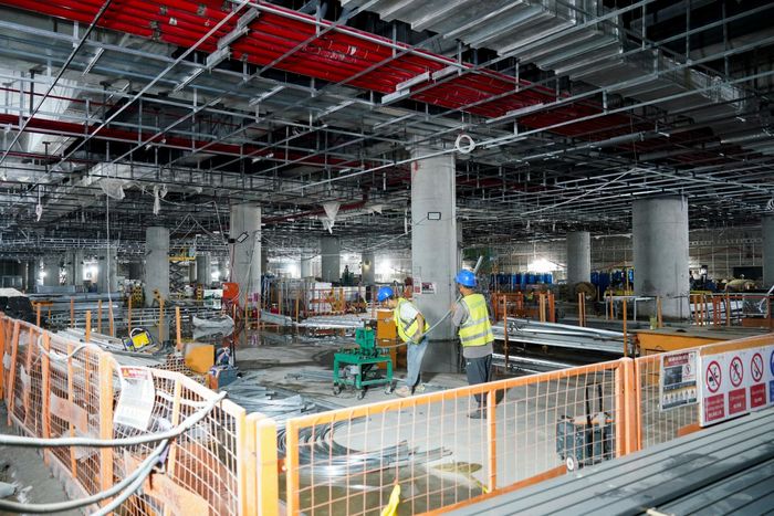  Hiện công nhân và kỹ sư tập trung thi công hoàn thành phần mái để khép kín không gian, tạo điều kiện đẩy nhanh các hạng mục cơ điện và nội thất. Một số hệ thống sẽ được đưa vào chạy thử từ tháng 12, hướng tới mục tiêu khánh thành dự án vào tháng 4/2027. 
