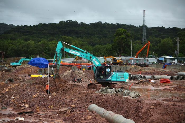  Để chủ động nguồn vật tư, các đơn vị thi công tranh thủ vận chuyển vào những thời điểm thời tiết thuận lợi, đồng thời mở rộng các khu vực tập kết, dự trữ nhằm có sẵn nguồn cung trong những ngày mưa lớn. 