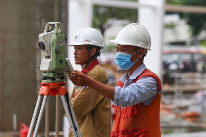  Đại diện nhà đầu tư cho biết ngày 25/9 có 7.671 công nhân, kỹ sư làm việc tại cụm công trình hàng không, gồm nhà ga T2, nhà ga VIP/VVIP, nhà máy suất ăn hàng không, cũng như khu hạ tầng, sân đỗ và đường băng cất hạ cánh số 2. Các hạng mục được tổ chức thi công 3 ca liên tục, bám sát kế hoạch đưa toàn bộ cụm công trình vào vận hành từ tháng 4/2027. 