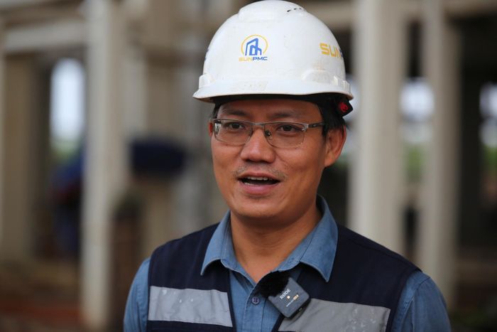 Về tiến độ, ông Lê Viết Phú, Giám sát cơ khí tại dự án, cho biết phần kết cấu bê tông đã hoàn thành, trong khi kết cấu thép và lợp mái sắp được hoàn thiện. Phần khung thép chính dự kiến hoàn tất vào giữa tháng 10, sau đó bàn giao cho nhà thầu nhôm kính triển khai trong khoảng một tháng. 