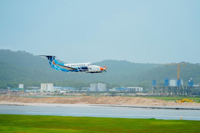  Một hạng mục quan trọng khác là khu bay. Hiện sân đỗ 1C đã được đưa vào khai thác; đường cất hạ cánh số 2 đã hoàn thành 100% phần lòng đường và đã bay hiệu chuẩn, trong khi hệ thống đường lăn đạt khoảng 85%. Trong ảnh là đường cất hạ cánh số 2 đón chuyến bay hiệu chuẩn đầu tiên bằng tàu bay Beechcraft B300 King Air 350ER hồi cuối tháng 7. Ảnh: NĐT. 