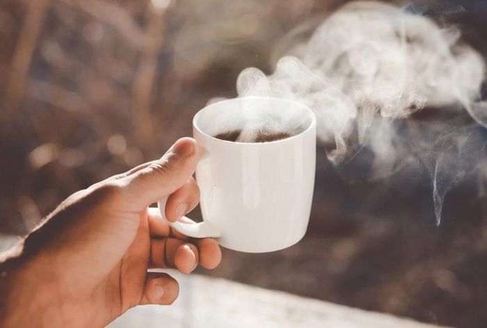 Thói quen uống đồ quá nóng thường xuyên có thể làm tăng nguy cơ ung thư thực quản. Ảnh: Unsplash.