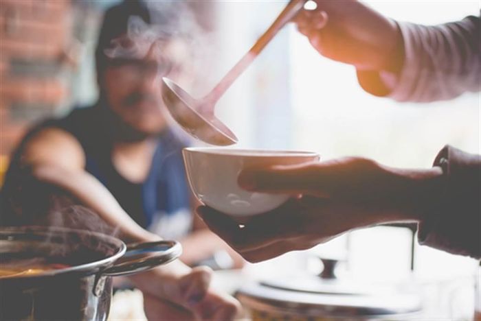Nhiều người cho rằng đồ ăn uống "càng nóng càng ngon" nhưng thói quen này không tốt cho thực quản. Ảnh: Shutterstock.