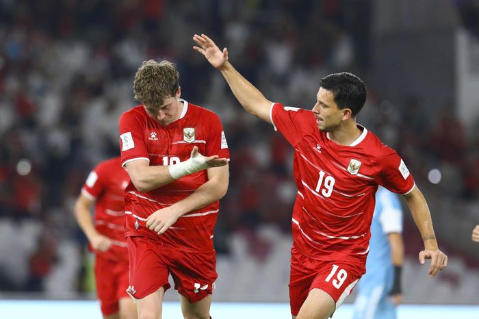  Ragnar Oratmangoen và Ole Romeny ghi bàn giúp Indonesia thắng 2-0 ở trận ra quân. 
