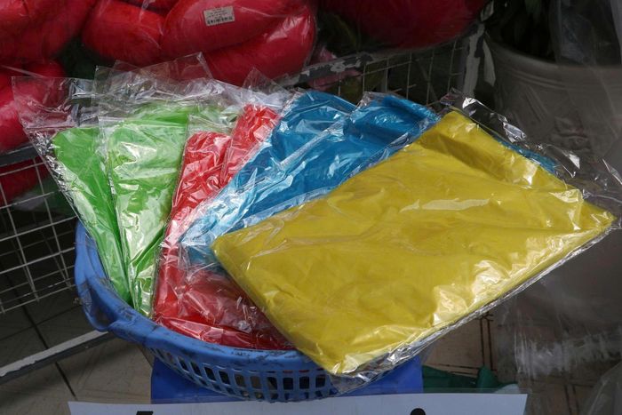 Nhiều người mừng rỡ khi gặp được chiếc rổ của chị Hằng.