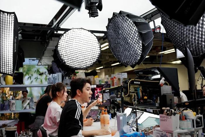  Người dẫn livestream đối mặt sức ép khi doanh nghiệp Trung Quốc ngày càng ưu tiên dùng AI để giảm chi phí bán hàng. 