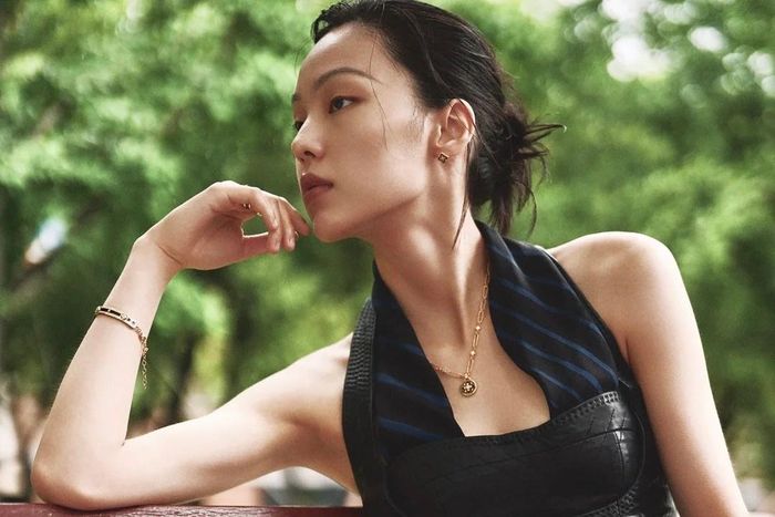 Không cần chạy theo những món đồ mới, người mặc có thể làm mới trang phục sẵn có bằng những thay đổi nhỏ. Ảnh minh họa: Vogue.
