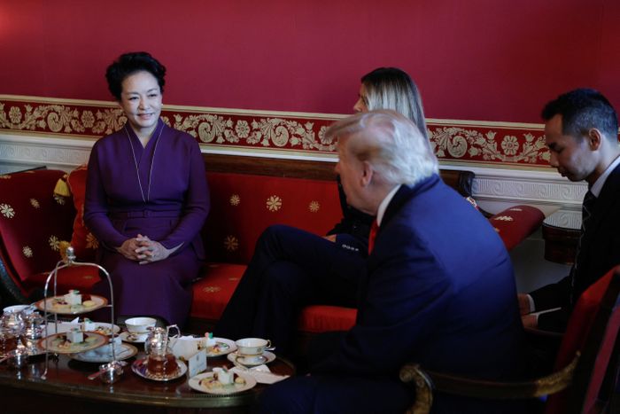  Tổng thống Mỹ Donald Trump và Chủ tịch Trung Quốc Tập Cận Bình cùng phu nhân ngồi uống trà trong Phòng Đỏ. Ảnh: Reuters. 