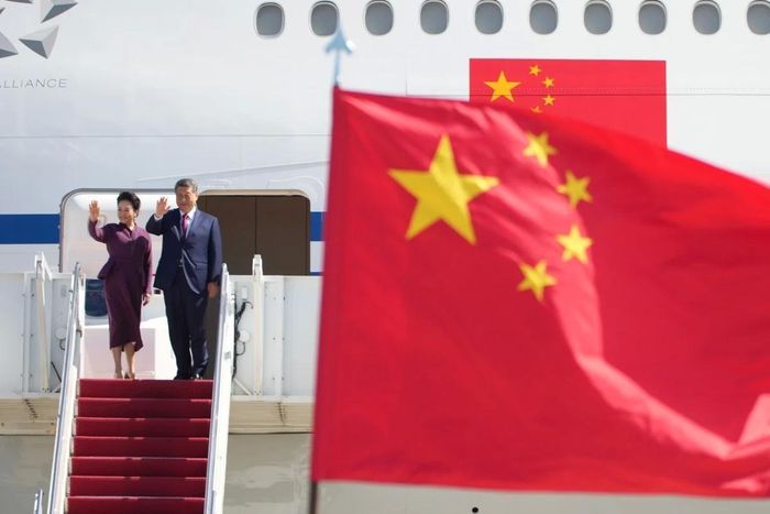  Ông Tập Cận Bình và bà Bành vẫy tay chào khi lên máy bay tại Căn cứ không quân liên hợp Andrews để trở về Trung Quốc. Ảnh: SCMP. 