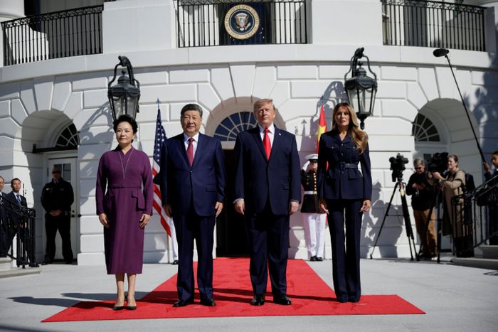  Tổng thống Mỹ Donald Trump và Đệ nhất phu nhân Melania Trump chào đón Chủ tịch Trung Quốc Tập Cận Bình và phu nhân Bành Lệ Viên tại Nhà Trắng ngày 25/9. Ảnh: Reuters. 
