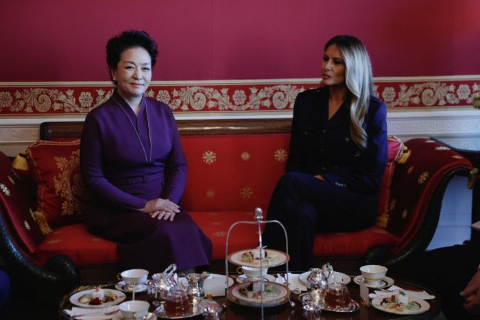  Phu nhân Bành Lệ Viên và Đệ nhất phu nhân Melania Trump tại Phòng Đỏ. Ảnh: Reuters. 