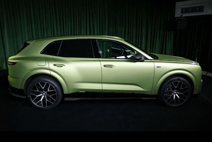  Bentley từng trì hoãn kế hoạch ra mắt EV đầu tiên đến năm 2026 và từ bỏ mục tiêu chuyển hoàn toàn sang xe điện vào năm 2030, với lý do khách hàng chưa sẵn sàng cho sự thay đổi này. 