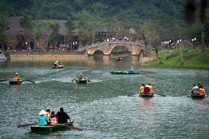  Du khách khám phá Thung Ui dịp Tết Nguyên đán 2026. Ảnh: Đinh Hà.