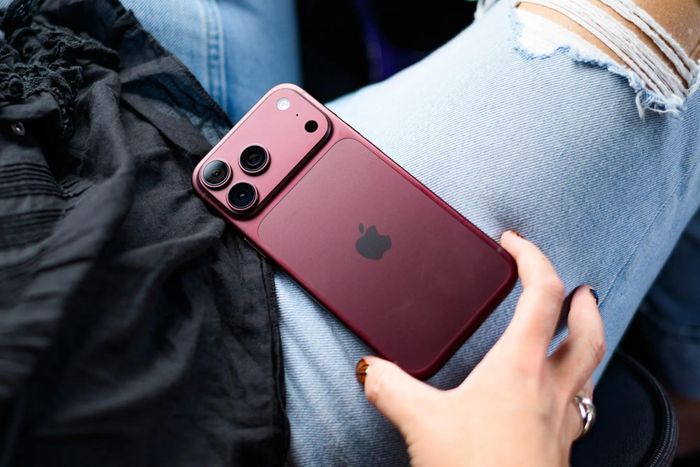  Màu đỏ mới trên iPhone 18 Pro. Ảnh: Bloomberg. 
