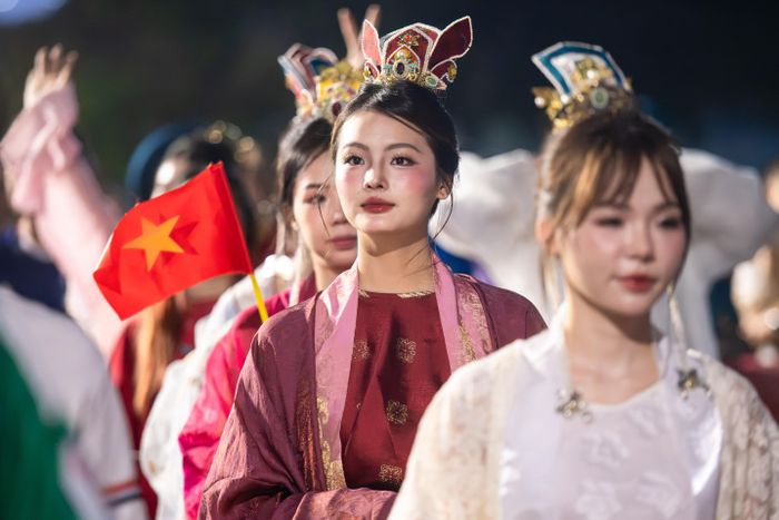  Hồng Phượng (sinh năm 2007, phường Hà Đông) diện trang phục lấy cảm hứng từ thời Trần để tham gia rước đèn. Cô cho biết đã dành thời gian tìm hiểu khá kỹ về trang phục mình lựa chọn, đặc biệt là các chi tiết liên quan lịch sử và văn hóa Việt Nam để phù hợp sự kiện. "Tôi rất tự hào khi được tham gia chương trình mà ở đó những người trẻ có cơ hội tiếp cận, tìm hiểu và lan tỏa các giá trị truyền thống của Việt Nam. Tôi nghĩ đây cũng là cách để giới thiệu văn hóa Việt đến du khách nước ngoài, giúp họ có thêm góc nhìn về lịch sử và những nét đẹp truyền thống của đất nước", Phượng nói. 