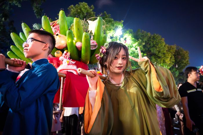 Đông đảo bạn trẻ tham gia diễu hành, diện các trang phục truyền thống như Mãng Bào, Mãng Lan, Nhật Bình, áo tấc, áo ngũ thân tay chẽn, áo giao lĩnh... cùng các loại nón truyền thống của người Việt. 