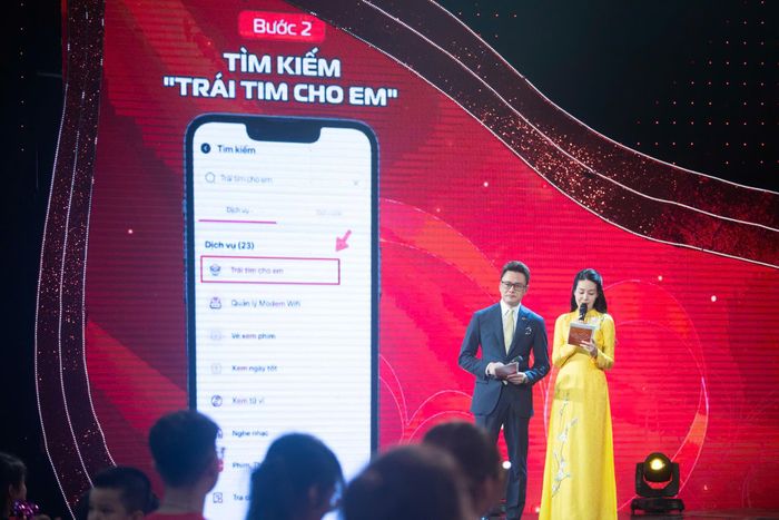  MC hướng dẫn người xem đăng ký hồ sơ trên ứng dụng Viettel Tammi. Ảnh: Thanh Hải.