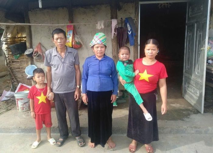 Em Lường Tiến Đạt khi được cán bộ Viettel xuống nhà kêu gọi đi khám sàng lọc và gia đình em tại Pắc Ta, tỉnh Lai Châu. Ảnh: Thanh Hải.