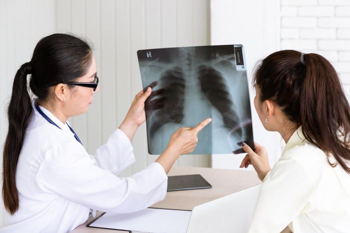  Ung thư phổi có thể diễn tiến âm thầm với những triệu chứng dễ nhầm bệnh hô hấp thông thường. Ảnh: Magnific. 