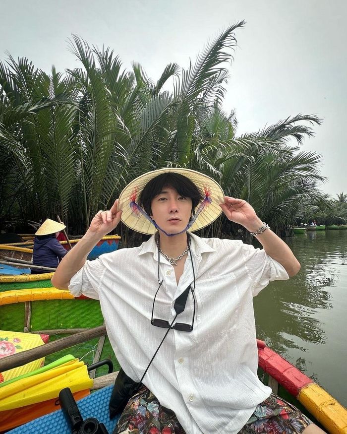 Trước đó, Jung Il Woo nhiều lần bày tỏ niềm yêu thích với Việt Nam. Tháng 4/2024, anh có chuyến đi 10 ngày từ Sa Pa tới Hội An. Nam diễn viên thậm chí tâm sự chuyến đi tới Việt Nam là một trong những trải nghiệm đáng quý nhất của anh. Anh hạnh phúc trước tình cảm của người dân địa phương. Thời điểm đó, anh tự đi xe máy ở Sa Pa, ngâm chân thảo dược, thổi kèn lá, ngồi thuyền thúng ở Hội An và thử những món ăn địa phương hoặc ngồi ăn phở ở quán vỉa hè… Jung Il Woo (sinh năm 1987) bắt đầu sự nghiệp diễn xuất năm 2006 với bộ phim kinh dị The World of Silence. Cùng năm, anh gây chú ý với vai diễn trong sitcom Unstoppable High Kick và nhanh chóng trở thành gương mặt được khán giả biết đến. Sau đó, nam diễn viên tiếp tục ghi dấu qua nhiều tác phẩm như The Return of Iljimae, Mặt trăng ôm mặt trời, Good Job, Bossam: Steal the Fate… Ảnh: Jiilwww.